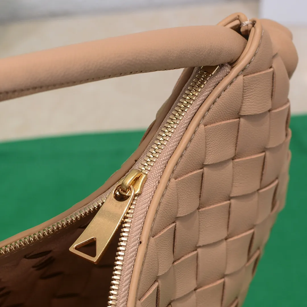 Batch 1260 BV has released a new product. TURN # Recommended new popular style is still the classic woven logo that we can recognize at a glance. It is really a unique style that is familiar and unfamiliar! Made of sheepskin woven with beautiful gold beads on the shoulder straps for free adjustment. When in use, you can switch between the shoulder and handle bag at will. It has a concave and convex shape anytime and anywhere. It is a practical king with a unique personality. With the right color combination, it can be sweet or salty. It is full of style. Summer catwalk style is beautiful. Pull it out quickly. Size: 40*3*24, model: 6699-3#
